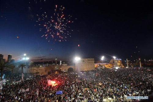 &nbsp;People gather to enjoy the fireworks during a celebration for the second anniversary of the Libyan uprising at the Martyrs' Square in Tripoli on Feb. 17, 2013. (Xinhua/Hamza Turkia) 