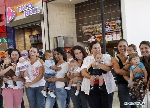 Young mothers attend a breastfeeding activity at the Plaza Lincoln shopping center in San Jose, Costa Rica, Jan. 12, 2013, to call for the rights for mothers' breastfeeding their children in public places. (Xinhua/Kent Guilbert) 
