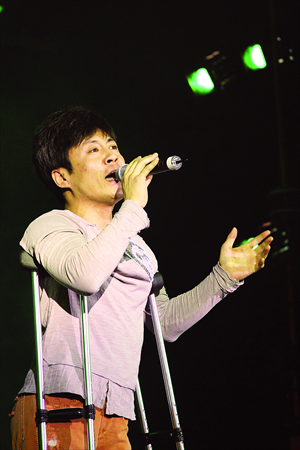 Li Chen sings 