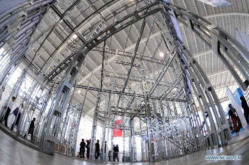 People view an architecture load-bearing system during the 2013 China (Shenyang) International Architecture Exposition in Shenyang, capital of northeast China's Liaoning Province, May 20, 2013. The three-day expo kicked off on Monday, with 615 enterprises from home and abroad participated. (Xinhua/Yao Jianfeng)