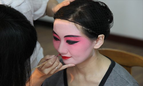 A cosmetician  applies makeup to a customer.Photo: Courtesy of Li Yuan Image