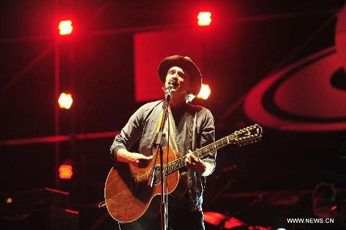 Francis Healy of the Scottish rock band Travis sings during the 5th Strawberry Music Festival at the Tongzhou Canal Park in Beijing, capital of China, April 29, 2013. The three-day festival kicked off here on April 29, involving some 160 performing teams from at home and abroad. (Xinhua/Xiao Xiao)&nbsp;
