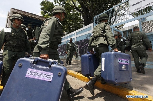 Soldiers unload electoral material to distribute for the Venezuelan presidential elections, in Caracas, capital of Venezuela, on April 10, 2013. Venezuela will hold presidential elections on April 14.(Xinhua/AVN) 