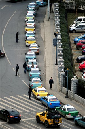 Cabs in Wuhan, Hubei Province, line up in front of a liquefied petroleum gas station on November 28. Photo: CFP