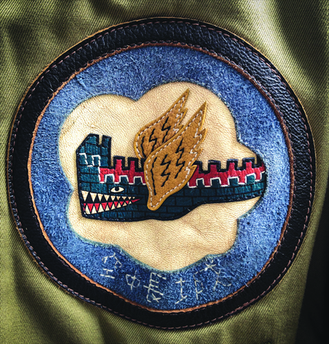 An emblem with Chinese characters that read