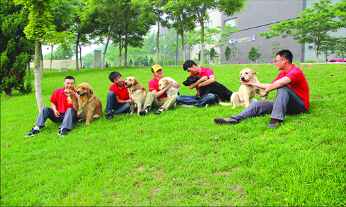 Instructors and their dogs take a break from training at the China Guide Dog Training Center (CGDTC) in Dalian, Liaoning Province. Photo: Courtesy of the CGDTC