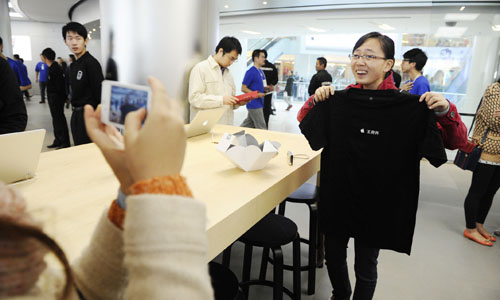 A new Apple store opened in Beijing's Wangfujing shopping district on October 20, which is the company's largest retail store in Asia. Photo: Global Times/Li Hao