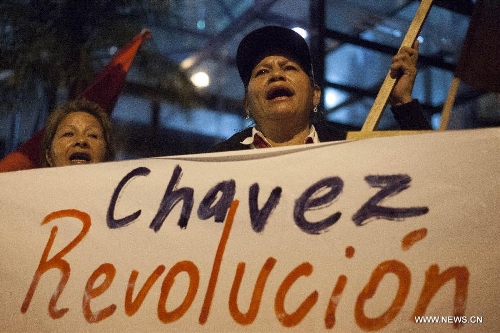Residents react in front of the Venezuelan Embassy to Guatemala, after the news of Venezuelan President Hugo Chavez's death was released, in Guatemala City, capital of Guatemala, on March 5, 2013. Venezuelan President Hugo Chavez died on March 5. (Xinhua/Luis Echeverria)