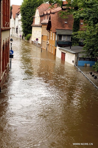 Photo taken on June 4, 2013 shows a flooded street with submerged residential buildings in Halle, eastern Germany. The water level of Saale River across Halle City is expected to rise up to its historical record of 7.8 meters in 400 years, due to persistent heavy rains in south and east Germany. (Xinhua/Pan Xu)&nbsp; 