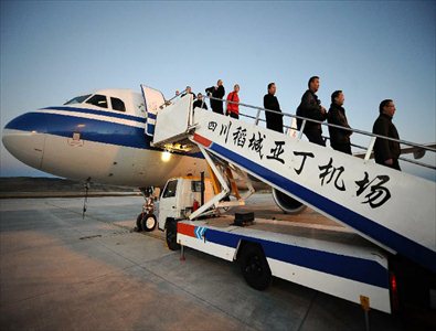 Passengers get off the test flight at the Daochengyading Airport in Daocheng County of the Tibetan Autonomous Prefecture of Garze, southwest China's Sichuan Province, November 23, 2012. The first test flight of the airport successfully landed Friday. With the height of 4,411 meters above sea level, the Daochengyading Airport becomes the highest civil airport in the world. (Xinhua/Xue Yubin)