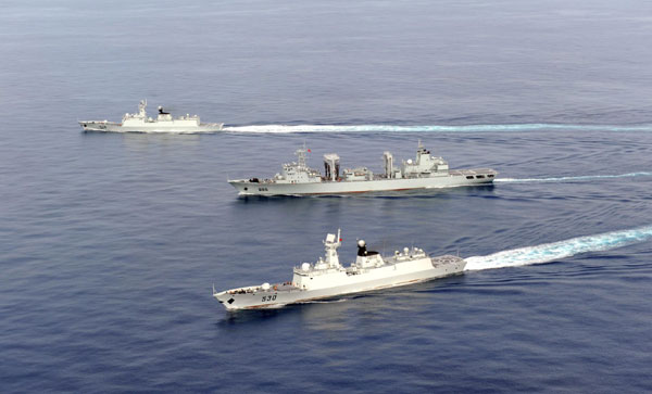 Two Chinese missile frigates move away from a depot ship after being replenished during a training for China's seventh naval escort flotilla in the South China Sea, November 6, 2010. Photo: Xinhua