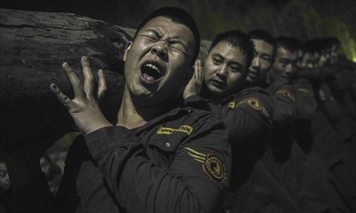 Carrying logs is an essential part of bodyguard training. Photo: Yang Yifan/Tencent News