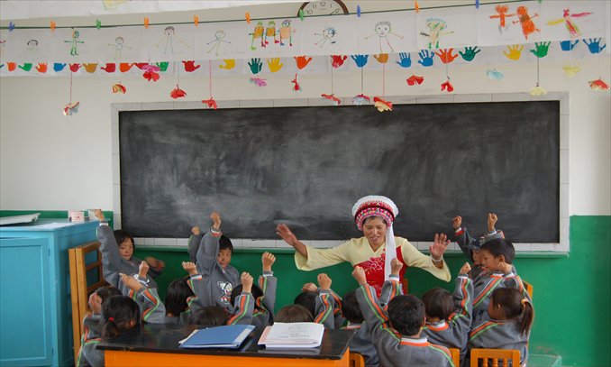 Preschool Bai kids study their mother tongue in a primary school in Jianchuan county, Yunnan Province, under a bilingual education project launched by SIL. Photo: Courtesy of Yang Jimin
