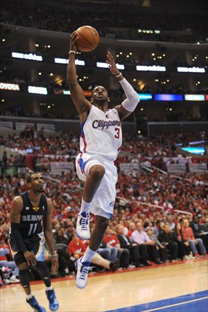 Chris Paul (No.3) of the Los Angeles Clippers goes for a layup against Mike Conley of the Memphis Grizzlies at Staples Center in Los Angeles, California on Monday. Photo: CFP