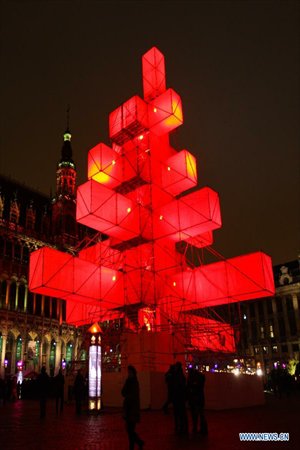 A 24-metre-high electronic Christmas tree is illuminated at Grand Place in Brussels, capital of Belgium, November 30, 2012. Photo: Xinhua