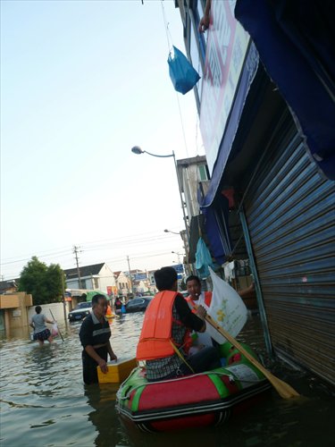 Rescue workers give out food to local residents in Yuyao, Zhejiang Province on October 10, when 70 percent of the urban area was flooded. Photo: IC