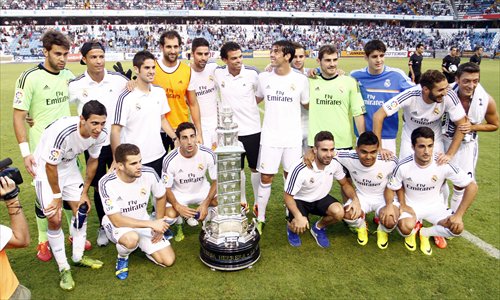 Real Madrid's players pose with the trophy after beating Deportivo la Coruna in the Teresa Herrera trophy played at Riazor stadium, La Coruna, northwestern Spain, on August 29. Photo: IC