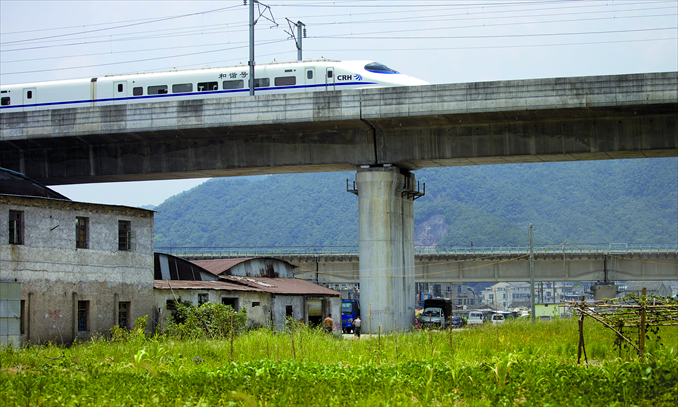 A high-speed train speeds across the viaduct where two trains rear-ended on July 23, 2011, near Wenzhou, Zhejiang Province. Photo: Cai Xianmin/GT