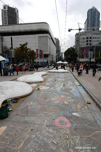 Chalk drawings adorn the pavement during first Chalkupy Vancouver event in Vancouver, Canada, on September 22, 2012. People from all walks of life descend on Robson Street in downtown Vancouver at noon to create beautiful sidewalk chalk art together. Photo: Xinhua