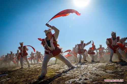 &nbsp;Actors perform waist drum dance in Ansai County of Yan'an City, northwest China's Shaanxi Province, Feb. 22, 2013. The performance was given to greet the upcoming Lantern Festival, which falls on Feb. 24 this year. (Xinhua/Liu Xiao)