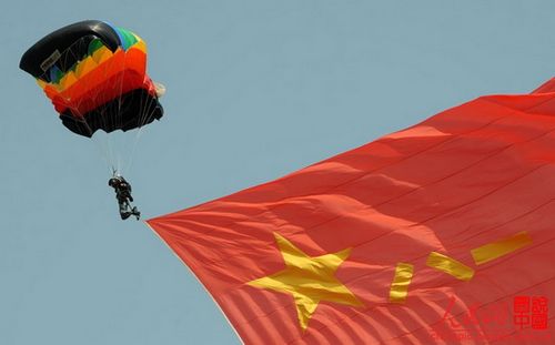 PLA Air Force gives air show and parachute performance in Xi'an, Shaanxi Province, July 11, 2012. Photo: People's Daily Online