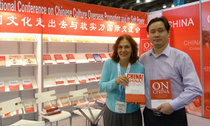 Huang Yongjun (right) poses with Karin Abarbanel, an author and entrepreneur, at BookExpo America in New York in June 2012. Photo: courtesy of Huang Yongjun 