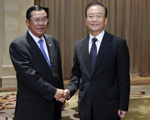 Chinese Premier Wen Jiabao (R) shakes hand with Prime Minister of Cambodia Hun Sen in Urumqi, Northwest China's Xinjiang Uyghur Autonomous Region, September 2, 2012. Photo: Xinhua