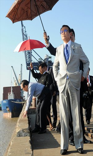 Taro Aso (right), Japanese finance minister and deputy prime minister, is given a tour of a project at the huge Thilawa industrial zone near Yangon on January 4. Photo: AFP 
