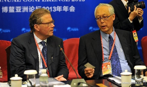 Singapore's Emeritus Senior Minister Goh Chok Tong (R), a member of the Board of Directors of the Boao Forum for Asia (BFA), talks with Leif Johansson, chairman of the board of Ericsson, before the BFA Board of Directors Meeting in Boao, south China's Hainan Province, April 5, 2013. The BFA Board of Directors Meeting was held here on Friday. (Xinhua/Guo Cheng)&nbsp; 