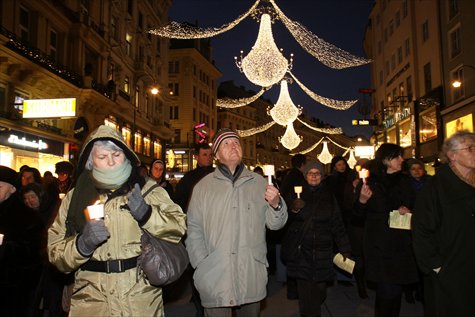 People enjoy the Christmas Market in Vienna last December. Photos: IC