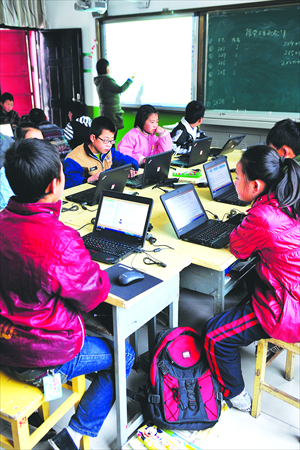 Grade 7 students in Guanzhuang Middle School of Tongchuan, Shaanxi Province are obsessed with computers. They are reluctant to leave the classroom even after the class ends on November 7, 2012. Photo: CFP