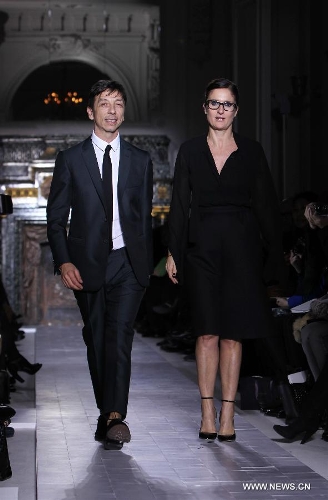 (130123) -- PARIS, Jan. 23, 2013 (Xinhua) -- Italian designers Maria Grazia Chiuri and Pier Paolo Picciolo appear at the end of Valentino Spring/Summer 2013 Haute Couture fashion show in Paris, France, Jan. 23, 2013. (Xinhua/Gao Jing) 