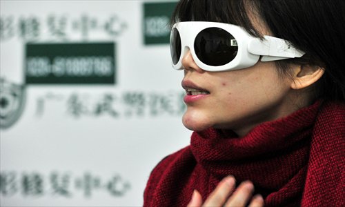 A 23-year-woman in Guangzhou, Guangdong Province, shows her egg-shaped chin to  the media on Wednesday. The woman had her chin injected with a growth hormone at a local cosmetic bar in May but it grew out of control. Photos: CFP