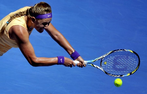 Victoria Azarenka of Belarus hits a return during her first round women's singles match against Monica Niculescu of Romania on the second day of 2013 Australian Open tennis tournament in Melbourne, Australia, Jan. 15, 2013. Victoria Azarenka won 2-0 to enter the next round. (Xinhua/Chen Xiaowei) 