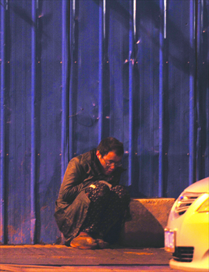 : Journalist Dai Peng, disguised as a homeless man, curls up on the street in Changsha, Hunan Province, on the evening of January 7. Photo: CFP