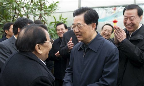 Photo released on Dec. 29, 2012 shows Chinese President Hu Jintao (R, front) shakes hands with Wu Renbao, former Party chief of Huaxi Village, in Wuxi, east China's Jiangsu Province.