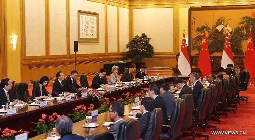 Chinese Premier Wen Jiabao (3rd L) holds talks with Singaporean Prime Minister Lee Hsien Loong at the Great Hall of the People in Beijing, China, September 6, 2012. Photo: Xinhua
