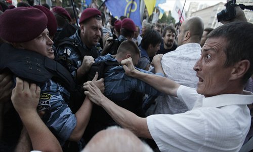 Riot police block opposition supporters on Tuesday during a rally against a controversial Russian language bill in Kiev. Ukraine's parliament on Tuesday passed a bill on language policy, which gives Russian language higher status in certain regions, in a stormy vote marked by fighting and opposition vows to boycott the rest of the parliamentary session. Photo: AFP 
