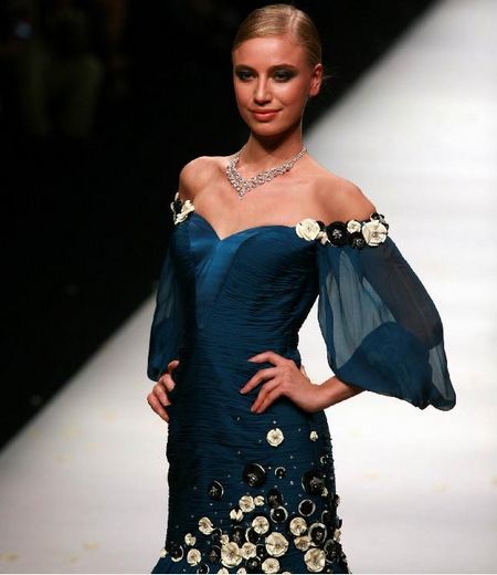 A model presents a creation at the wedding dress show of Italian brand Aolisha during the Shanghai Fashion Week in Shanghai, East China, October 21, 2012. Photo: Xinhua