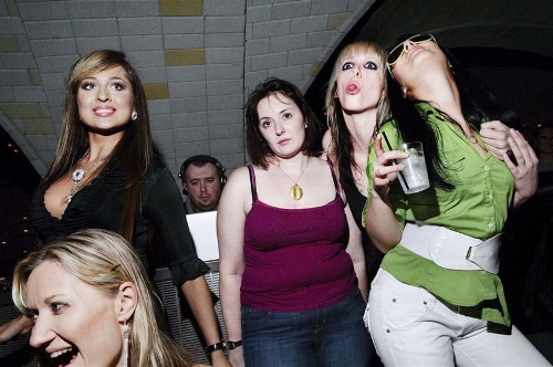 The photo taken by Photographer Dina Litovsky shows the most exciting party queen in New York's nightlife. (Source: huanqiu.com)