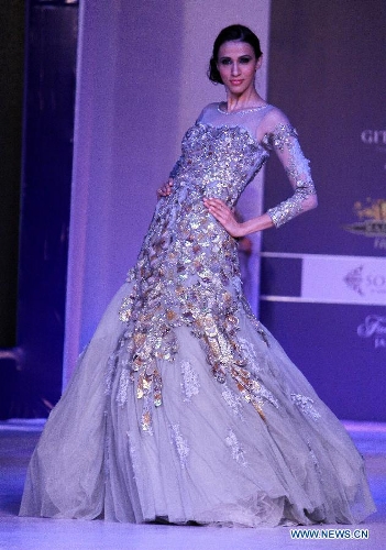 A model presents a creation by designer Payal Jain at the Rajasthan Fashion Week 2013 in Jaipur, India, May 10, 2013. (Xinhua/Stringer) 