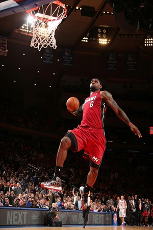 LeBron James of the Miami Heat goes up for a dunk against the New York Knicks on Sunday. Photo: CFP