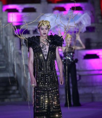 A model joins in a fashion show at the opening ceremony of the 2012 International Tourism Festival of Imperial Palace in Beijing, capital of China, June 26, 2012. Photo: Xinhua
