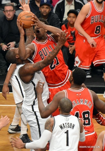 Chicago Bulls' Jimmy Butler (C) controls the ball during Game 7 of the NBA Eastern Conference Quarterfinals basketball playoff series against Brooklyn Nets in New York, the United States, May 4, 2013. Bulls won 99-93 Saturday to reach the second round with 4-3 in the first-round series. (Xinhua/Wang Lei) 