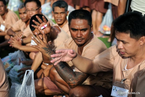 Unshackled prisoners gather at Central Bangkwang Prison in Nonthaburi Province, Thailand, on May 15, 2013. More than 500 prisoners who committed serious crimes have had the handcuffs and foot shackles removed in Thailand. (Xinhua/Gao Jianjun) 