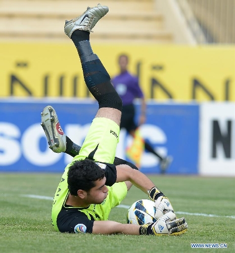  Jordan's Ramtha SC goall keeper Abdullah Fayiz tries to catch the ball during the AFC CUP 2013 Football match against Kuwait's Qadsia SC in Kuwait City, Kuwait, on April 30, 2013. The match ended in a draw 2-2. (Xinhua/Noufal Ibrahim) 