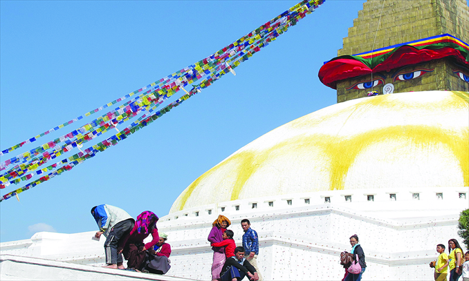  Local people at the Boudhanath Stupa in Kathmandu, Nepal Photo: Lin Meilian/ GT 