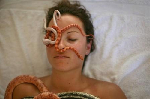 Snake massage (Photo Source: forum.news.cn)