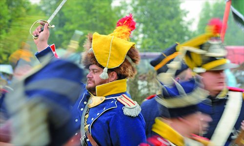 Members of historical clubs, dressed as French and Russian soldiers, prepare for the re-enactment of the 1812 battle between French and Russian troops in Borodino, some 120 kilometers from Moscow, on Sunday. Photo: AFP 