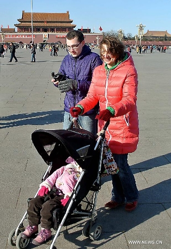 Foreigners enjoy a sunny day at the Tian'anmen Square in Beijing, capital of China, March 1, 2013. The first session of the 12th National People's Congress (NPC) and the first session of the 12th National Committee of the Chinese People's Political Consultative Conference (CPPCC) will open on March 5 and March 3 respectively. (Xinhua/Wang Song) 